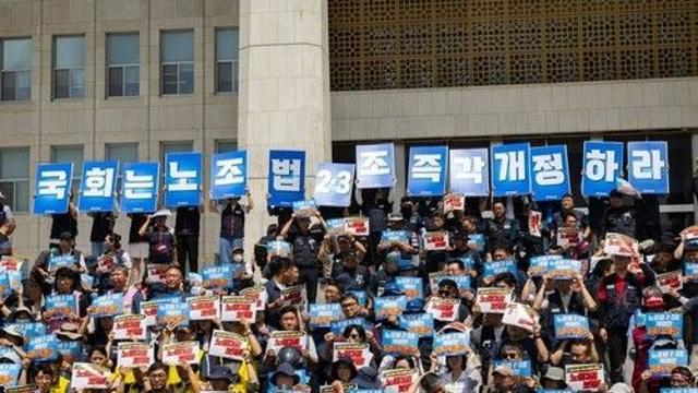 “노조법 2·3조 즉각 개정해야”…민주노총, 민주당사 점거농성