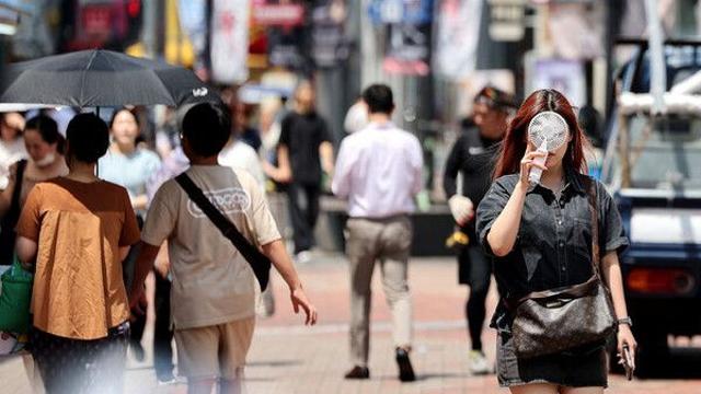 낮 최고 36도 '찜통더위'…강원·경북엔 소나기[내일날씨]