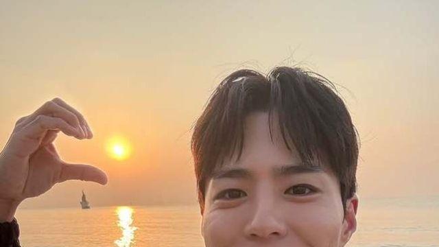 태극기 품은 박보검, 여전히 눈부신 미소…“모두가 뜨거웠던 그날을 기억하라” [AI 포토컷]