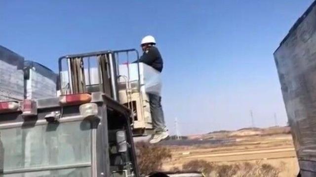 지게차에 묶인 채 공중에 '대롱대롱'…나주 스리랑카 노동자 인권유린 영상 파문