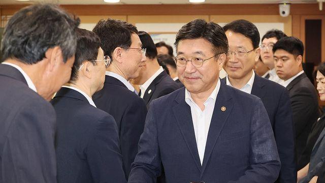 윤호중, 소비쿠폰 신청·사용 현장점검…