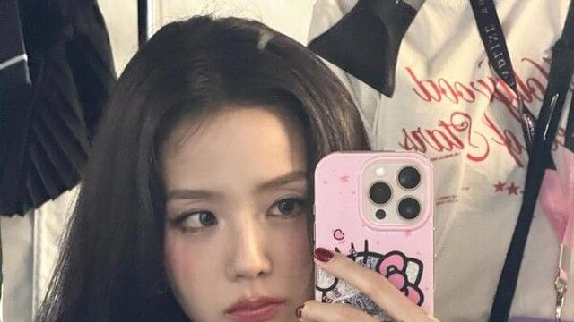 [뉴컬★] “숨멎 비주얼”…블랙핑크 지수, 레드 네일+장미꽃으로 완성한 ‘역대급 여신 자태’