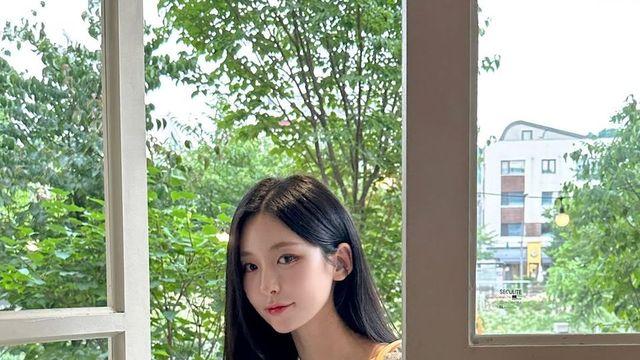김효진, 플로럴 블라우스와 연청 데님으로 완성한 청량함 가득 피크닉룩