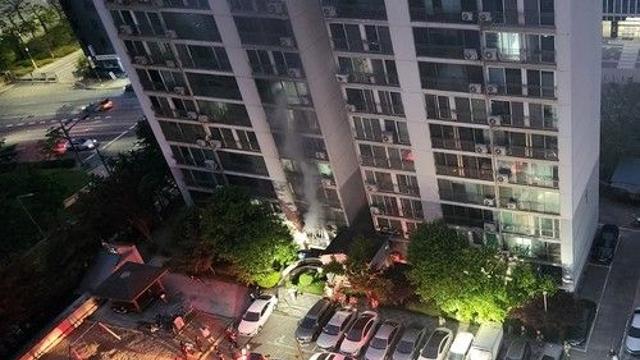 술에 취해 아파트에 불 지르고 차량에 벽돌 던진 50대 구속송치