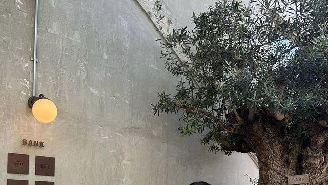 올여름 실패 없는 데일리룩, 모에카의 '블랙+데님' 조합