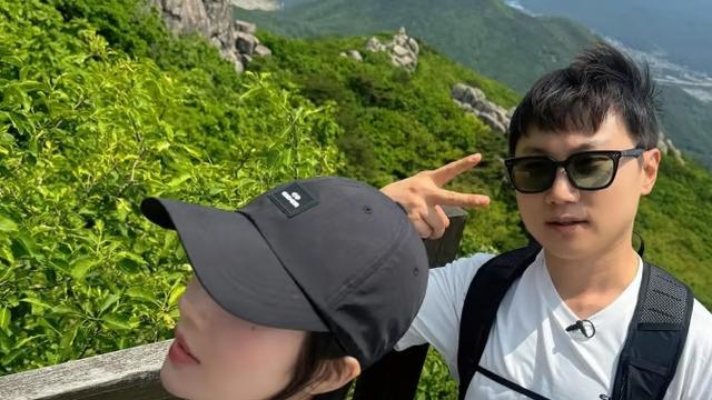 권은비-빠니보틀과 금정산 등산 모습 '포착'