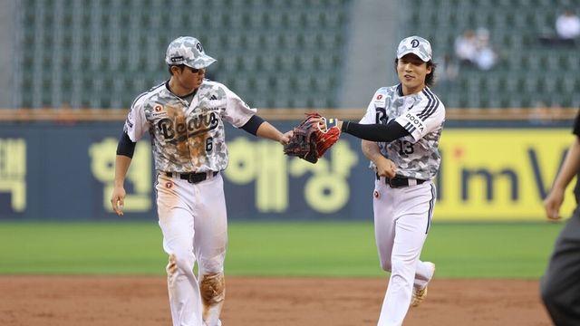 한화 독주 막은 두산… '내야 새 얼굴' 오명진·이유찬·박준순 활약에 미소