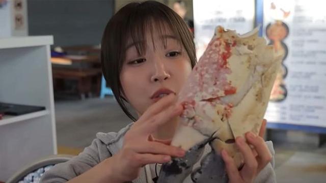 한 마리 무게가 무려 8kg... 집게 다리 하나가 얼굴보다 큰 '괴물급 갑각류'
