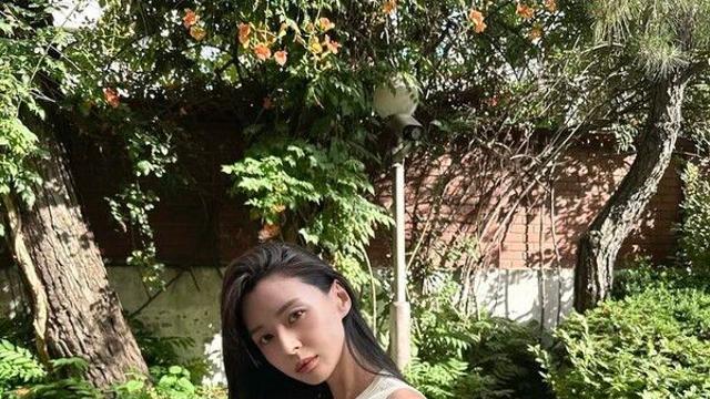 권나라 햇살 즐기는 모습도 화보 같아…눈부신 미모