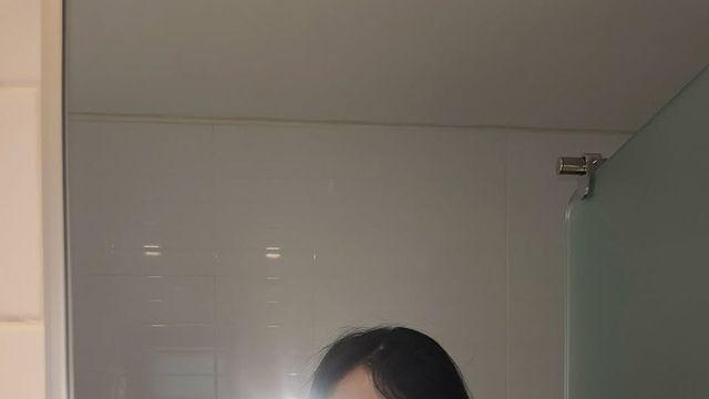 이이담, 어둠 속에서 플래시 터뜨린 이유? 탱크톱 하나로 '분위기 여신' 등극