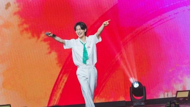 김용빈, ‘흥 폭주’…헤드뱅잉부터 김연자와 합동 무대까지 ‘레전드 탄생 예고’('사랑의 콜센타-세븐스타즈')