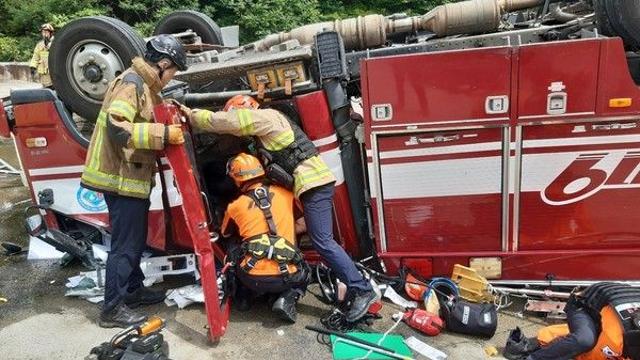 ‘벌집 제거’ 출동 소방차, 10m 아래로 추락… 소방관 3명 중상