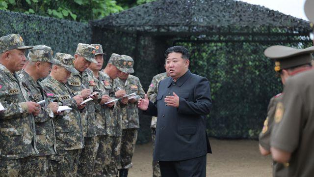 北 김정은, 군사훈련 참관하며 '주적' 비난…한국 언급은 없었다