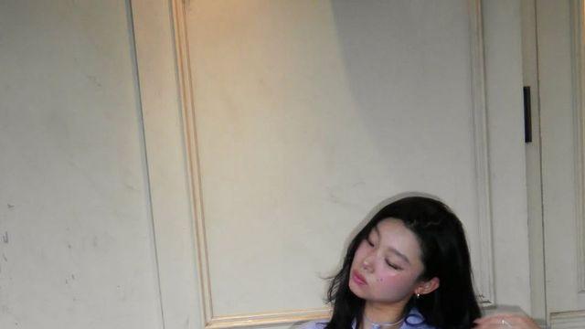 모델 배윤영, ‘블루 셔츠 하나로 시크미 폭발’…여름 카페룩 정석