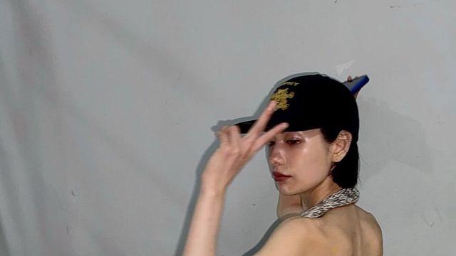 나나, 앞모습은 시크, 뒷모습은 '아찔'…반전 백리스 패션