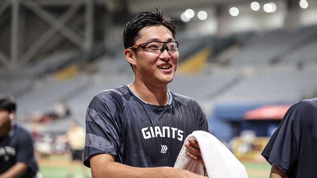 “야, 9승 했는데 그냥 던져!” 명장 조언→전반기 폼 찾은 ‘안경 에이스’…동료들 ‘축하 물세례’에 흠뻑 젖었다 [고척 인터뷰]
