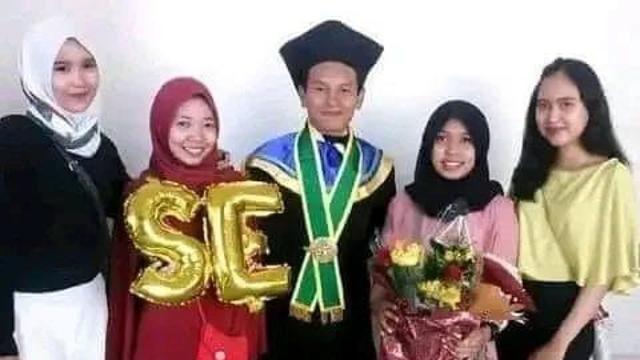 축하해!  졸업을!!     대.....학.교..........