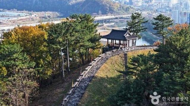 밀양 가볼만한곳, 강변의 여유와 흥미로운 테마파크의 즐거움