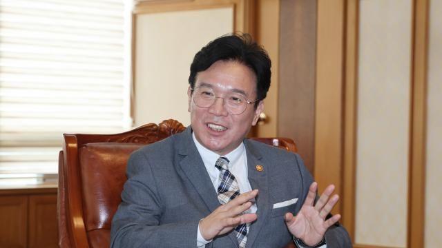 일자리센터 찾은 고용장관 