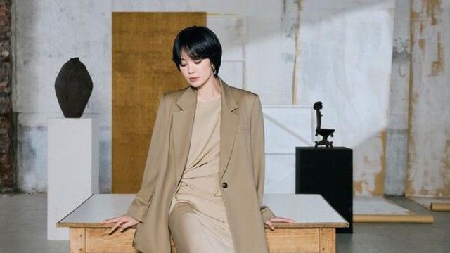 송혜교, 가을을 입다…감각적 레이어링의 정석 [화보]