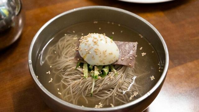 서울 유명 냉면집, '혼밥 손님' 홀대 논란…