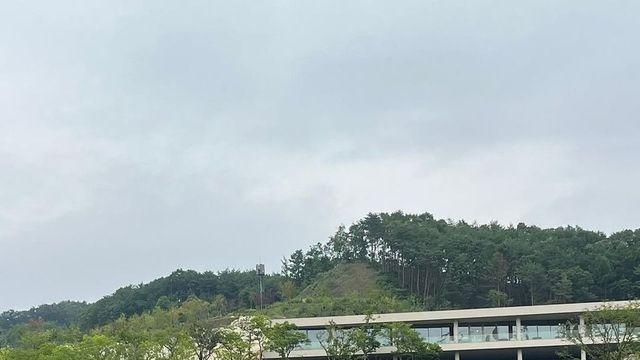 살랑이는 플리츠 스커트가 신의 한 수... 홍지우,기본템 조합만으로 완성한 독보적인 청량함