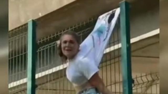 눈나가 담 넘다가 옷이 걸림..gif