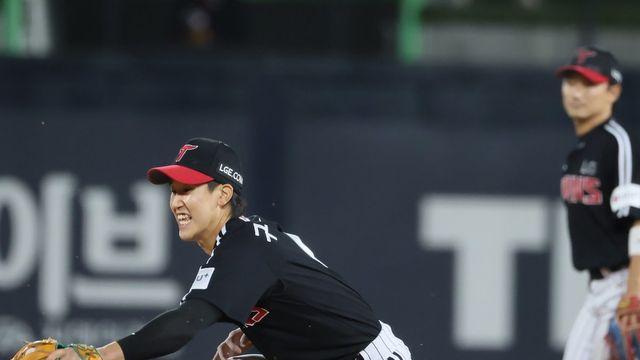 ‘9회말 끝내기 환상 포구’ LG 구본혁 “잡고 펜스 밖으로 떨어진다는 생각으로 다가갔다”