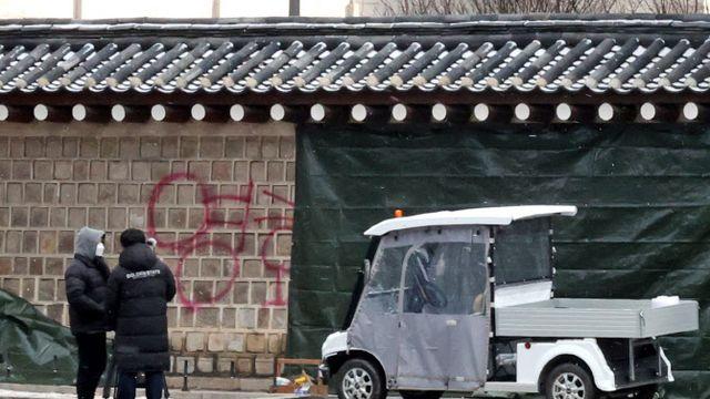 경복궁 낙서 사주범 2심 징역 8년…法 