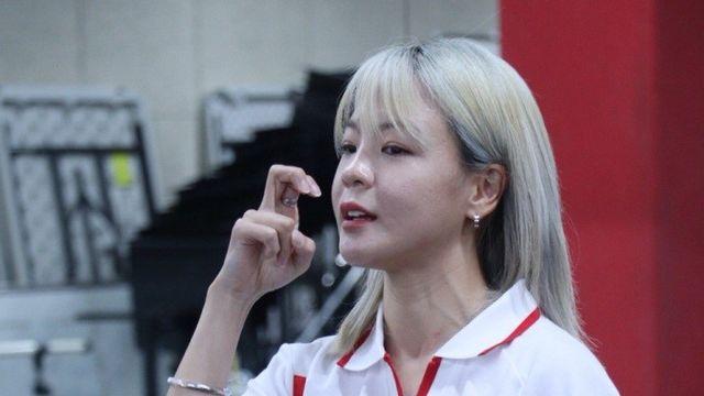 사오리, 뮤지컬 ‘해피 오! 해피’의 배우들에 수어 지도