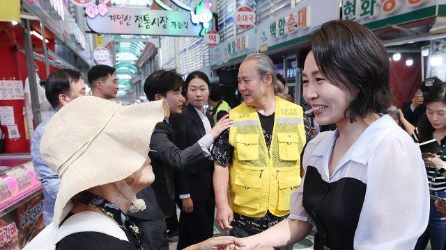김혜경 여사, 인천 계양산전통시장 찾아 민생회복 소비쿠폰 사용