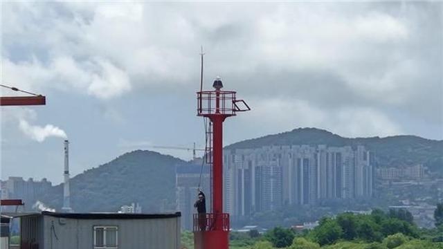 부산 명지항에 방파제 등대 설치…통항 안전 기대