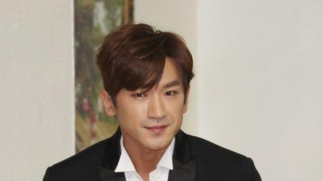 신화 이민우, 손편지로 결혼 발표 “♥오랜 인연과 한 가족 되기로” [공식]
