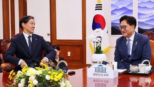 '광복절 특사' 앞두고 우원식 의장, 교도소 찾아 조국 면회