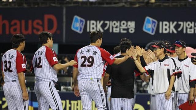 '9회 3점·구본혁 호수비' LG, '잠실 라이벌' 두산 꺾고 5연승 질주