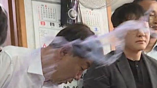 완주 찾은 우범기 전주시장, 통합 반대 군민에 '물벼락'