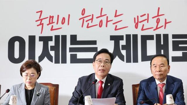 '끝없는 추락' 국민의힘 지지율, 17% 또 역대 최저…'강선우 논란'에도 이재명 '굳건'