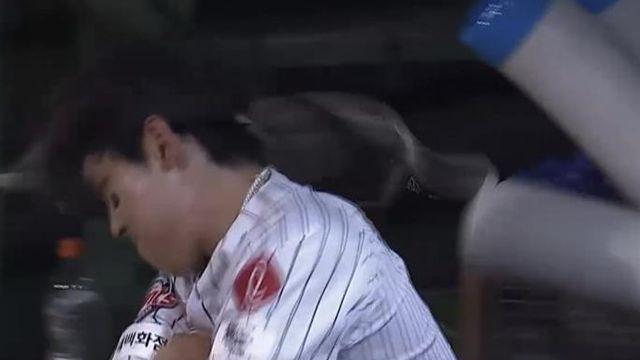 롯데 황성빈, 수비 실수 후 질책성 교체…에어컨에 화풀이