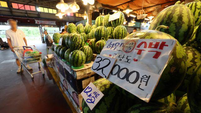 “수박 한통에 3만원”…폭염에 프차 수박주스도 '비상'