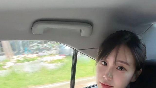 앞머리 2일차가 이렇게 예쁠 일?  이지현 아나운서, '소녀 감성' 폭발한 도트 원피스