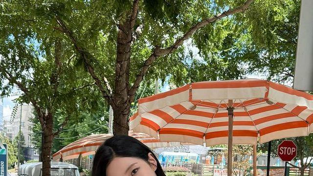 윤하정표 '꾸안꾸'의 정석, 라임 컬러 하나로 완성한 브런치 퀸