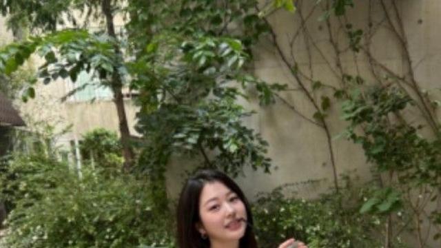 장원영 친언니 장다아, '청량 여신' 등극! 야외 테라스서 단아한 여름 일상 공개