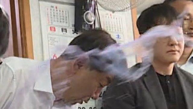 “밥이 넘어가냐” “물러가!” 물벼락 맞은 전주시장…무슨 일?