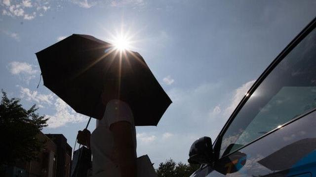 '땡볕 주차' 車 실내 90도까지 치솟아…라이터·배터리 폭발 위험