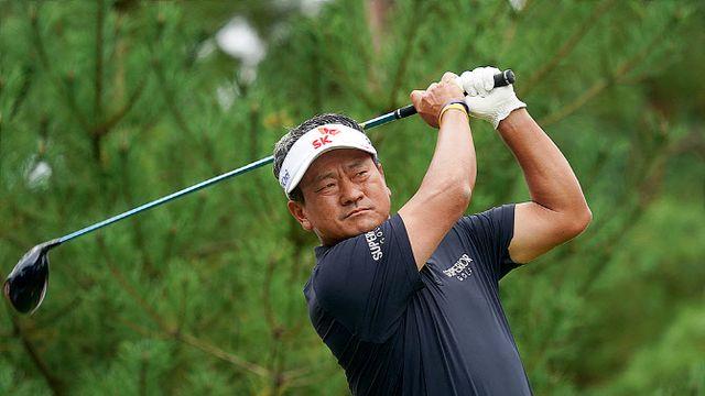 최경주, 시니어 골프 메이저 대회서 이틀 연속 상위권..선두에 1타 차