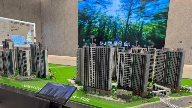 [르포] 합리적 가격에 교통호재...이재명 정부 첫 3기신도시 '남양주왕숙' 견본주택 가보니