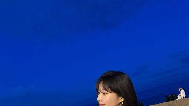 분위기 미쳤다! 추화정, 바닷가 인생샷 부르는 여름밤 스타일