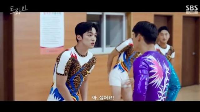 '트라이' 김요한, 에어로빅 쫄쫄이 의상 입고 난감