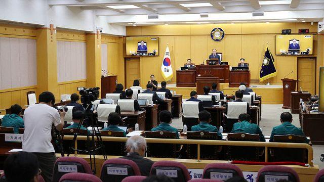 서산시의회 연구모임 등록 안, 보류 두고, '실명 거론 비판' 논란