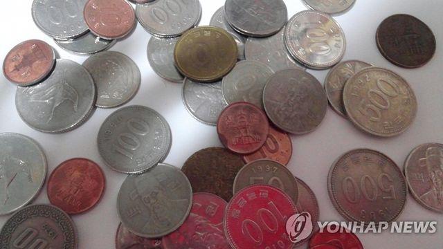 마트 계산대서 잔돈 던지고 경찰 폭행 50대, 항소심서 징역 1년